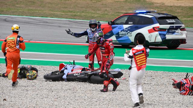 Foto: Detik-Detik Kecelakaan yang Melibatkan 5 Pembalap di MotoGP Catalunya