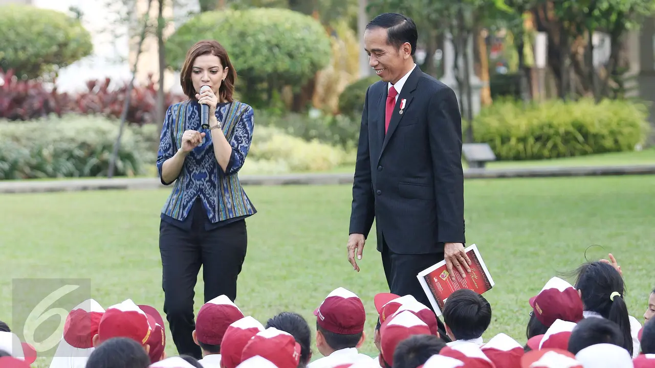 Gaya Jokowi saat Mendongeng Lutung Kasurung di Hari Buku Nasional