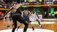 Pemain Bali United Basketball Julius Bowie berusaha lepas dari kawalan pemain Evos Thunder Bogor di game keempat seri 1 IBL 2023 di GOR Merpati Denpasar. (Maheswara Putra/Bola.com)