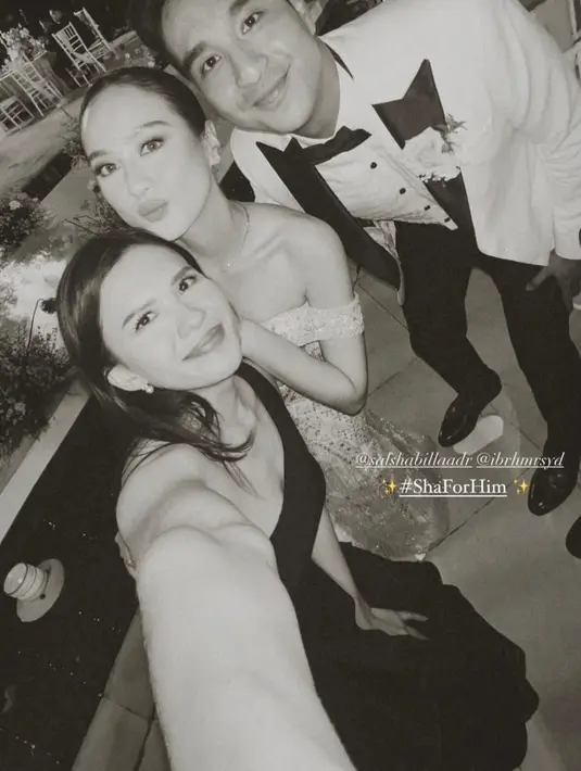 Michelle Joan juga hadir mengenakan one shoulder dress warna hitam. [@michellejoan_].