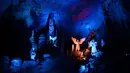 Aktor amatir menampilkan pertunjukan tentang kisah kelahiran bayi Yesus di Gua Postojna, Slovenia, pada Rabu (25/12/2019). Setiap perayaan Natal, Postojna Cave selalu menyajikan pertunjukkan cerita-cerita luhur Umat Kristiani di dalam gua. (Photo by Jure Makovec / AFP)