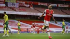 Pemain Arsenal Pierre-Emerick Aubameyang melakukan selebrasi usai mencetak gol ke gawang Norwich City pada pertandingan Premier League di Emirates Stadium, London, Inggris, Rabu  (1/7/2020). Arsenal menang 4-0 lewat gol Aubameyang, Granit Xhaka, dan Cedric Soares. (Richard Heathcote/Pool via AP)