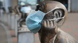 Patung monyet yang berada di Kebun Binatang Beijing, China terlihat dipakaikan masker sebagai bentuk protes polusi udara, 19 Desember 2016. Pemerintah Beijing telah menetapkan siaga merah terhadap polusi udara yang sangat tinggi. (AFP PHOTO/STR/China OUT)