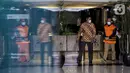 Kepala KPP Pratama Bantaeng Wawan Ridwan (tengah) usai menjalani pemeriksaan di Gedung KPK, Kamis (11/11/2021). Wawan menjadi tersangka terkait pengembangan perkara dugaan korupsi perpajakan dengan terdakwa mantan pejabat Dirjen Pajak Kemenkeu Angin Prayitno Aji. (Liputan6.com/Faizal Fanani)