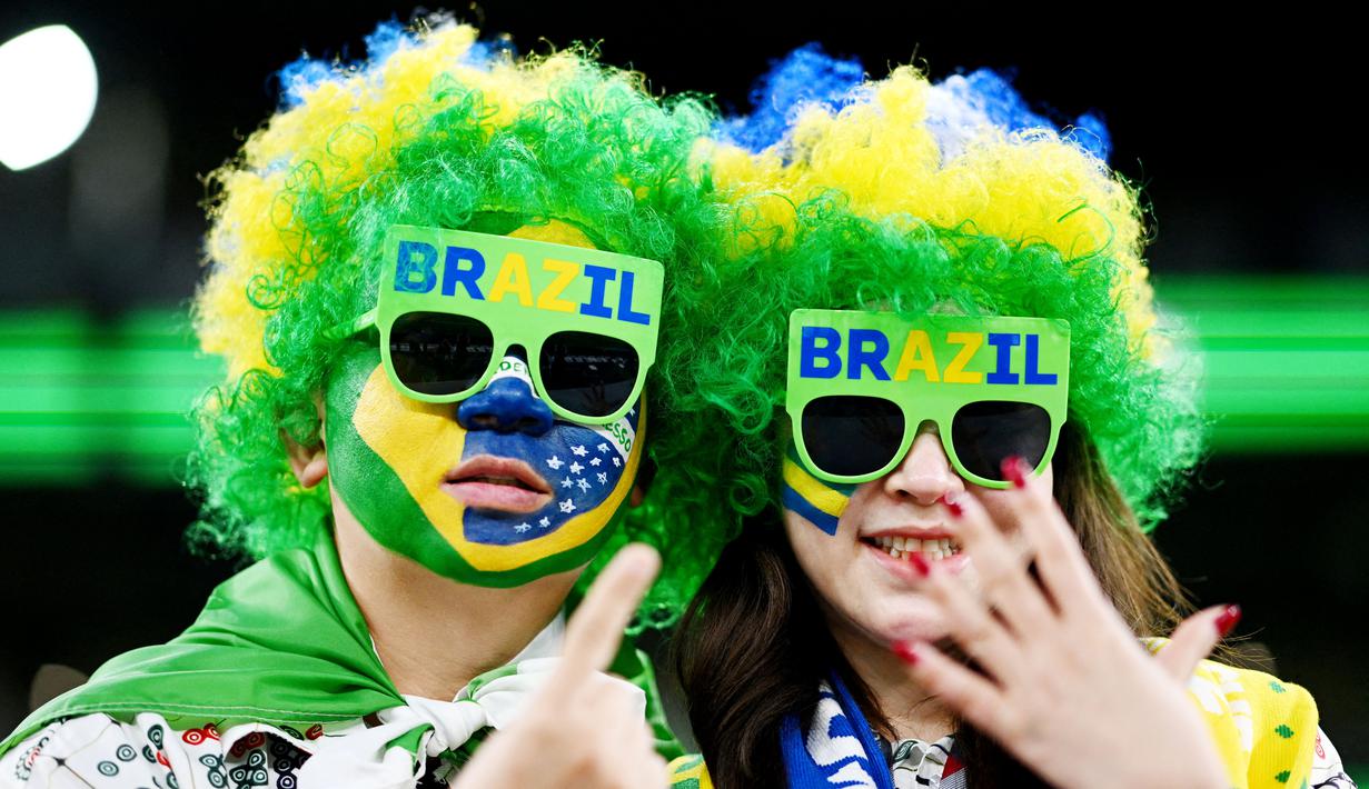 Suporter Brasil saat menyaksikan pertandingan melawan Kroasia pada laga perempat final Piala Dunia 2022 di Stadion Education City, Jumat (9/12/2022). (AFP/Gabriel Bouys)
