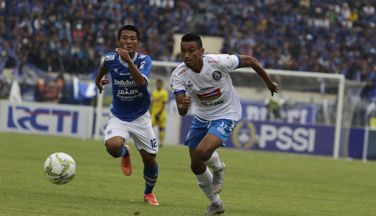 Striker Arema Malang, Rivaldi Bawuo, beradu cepat dengan bek Persib Bandung, Henhen Herdiana, pada laga Piala Indonesia di Stadion Si Jalak Harupat, Bandung, Senin (18/2). Persib bermain imbang 1-1 melawan Arema. (Bola.com/Vitalis Yogi Trisna)