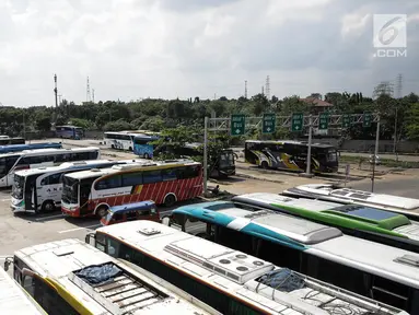 Sejumlah bus Antar Kota Antar Provinsi (AKAP) terparkir di Terminal Pulo Gebang, Jakarta, Kamis (8/6). Pemprov DKI Jakarta menyiapkan terminal Pulo Gebang sebagai pusat pemberangkatan mudik Lebaran 2017. (Liputan6.com/Faizal Fanani)