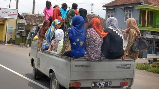 6 Aksi Emak-emak Naik Bak Pick Up Saat Kondangan Ini Bikin Ngeri