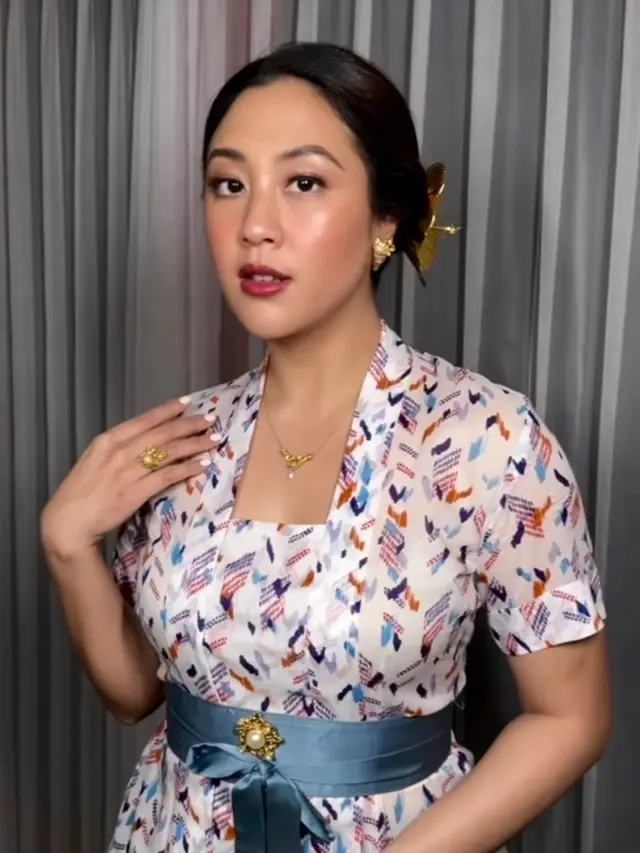 Sherina Dibalut Kebaya saat berada di Bali. [@sherinamunaf]