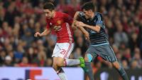 Gelandang Manchester United Ander Herrera (kiri) mendapat kawalan pemain Celta Vigo Jozabed pada leg kedua semifinal Liga Europa di Old Trafford, Kamis (11/5/2017). (AFP/Paul Ellis)