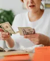 Tanpa disadari, pengeluaran kecil yang dilakukan berulang kali bisa membuat saldo semakin menipis sebelum akhir bulan. (Foto/Dok: Pexels)