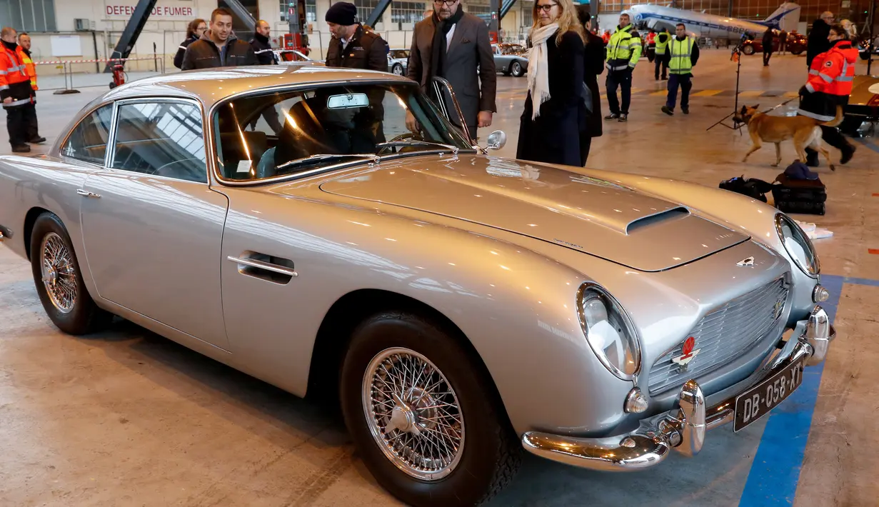 Mobil Aston Martin DB4 tahun 1963 dipamerkan di hanggar Orly, Paris, Senin (26/11). Mobil antik yang akan dilelang oleh rumah lelang Artcurial pada acara Retromobile digelar pada 8 Februari 2019. (Francois Guillot / AFP)