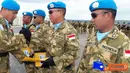 Citizen6, Lebanon: Usai memberikan pengarahan, Dansatgas Indobatt di dampingi Wadansatgas Letkol Mar FJH Pardosi memberikan penghargaan kepada pemenang lomba olahraga antar Kompi Indobatt dan Tim Volly . (Pengirim: Badarudin Bakri)