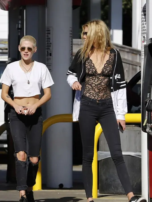 Kristen Stewart dan Stella Maxwell tak malu dan ragu ketika berkencan di tempat umum. (Daily Mail)