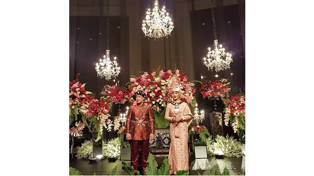 Di hari yang sama, Dian Pelangi melangsungkan acara resepsi pernikahan di Sampoerna Strategic Building, Jakarta.