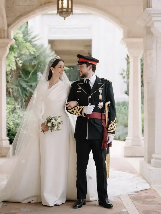 Royal wedding pun diselenggarakan oleh Pangeran Yordania, menikahi Rajwa Al Saif yang mengenakan gaun putih lengkap dengan veilnya. @alhusseinjo