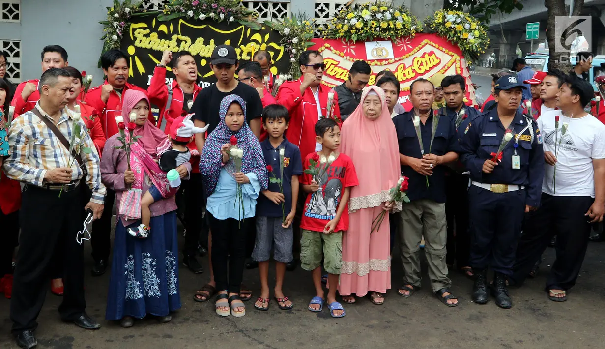 Sejumlah anggota keluarga korban bom Kampung Melayu dan simpatisan masyarakat menyelenggarakan aksi simpatik di lokasi kejadian bom, Jakarta, Minggu (28/5). (Liputan6.com/Johan Tallo)