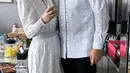 Annisa Pohan dan suaminya, AHY tampil serasi mengenakan baju Iduladha warna putih dengan corak yang senada. Annisa memilih mengenakan dress ruffle lengan panjang. [@annisayudhoyono]