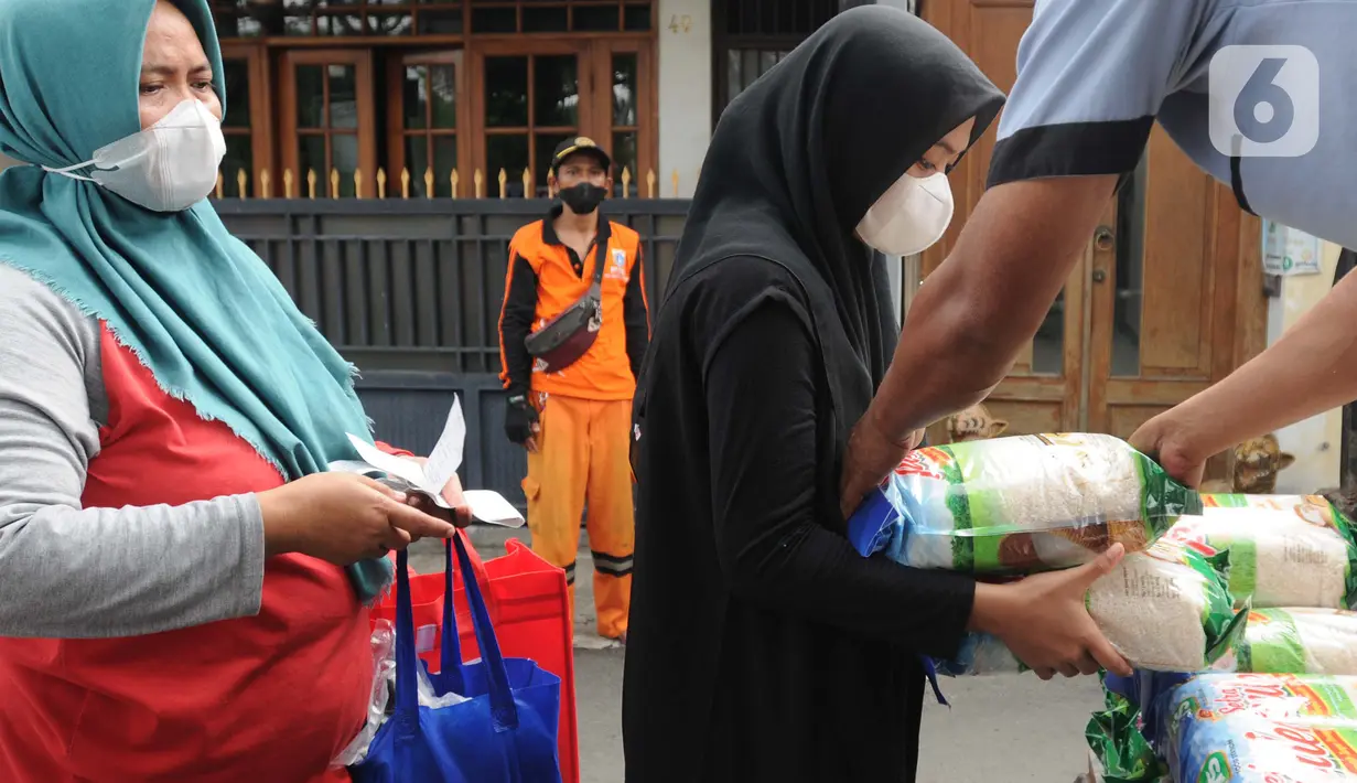 Warga saat Program Pangan Bersubsidi Februari 2022 di RPTRA Bahari, Cilandak, Jakarta selatan, Rabu (9/2/20222). Dalam program yang kembali digelar mulai 2 Februari ini, warga yang berhak menerimanya bisa membeli berbagai kebutuhan pokok dengan harga murah. (merdeka.com/Arie Basuki)