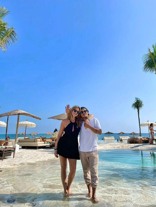 Menikmati suasana pantai bersama orang tercinta memang mengasyikan, itu juga terlihat kala Mayky Wongkar dan Ally berpose di pinggir pantai. Kala itu perut Ally belum terlihat besar. (Foto: Instagram/@mayk_wongkar)