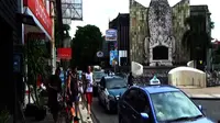 Turis mancanegara berjalan di kawasan Monumen Ground Zero di Jalan Legian, Kuta, Bali. (Yudha Maruta/Liputan6.com)