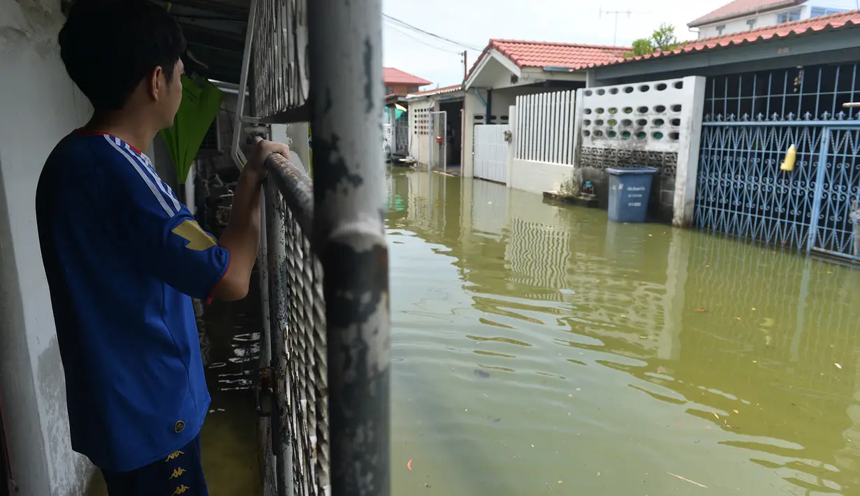 Seorang warga memandangi sebuah jalan yang terendam banjir pascahujan lebat di Bangkok, Thailand (31/8/2020). (Xinhua/Rachen Sageamsak)