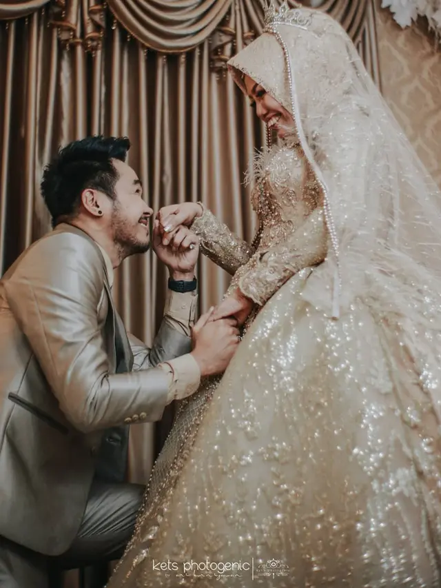 6 Momen Ely Sugigi Pakai Baju Pengantin Bareng Pacar, Pamer Kemesraan