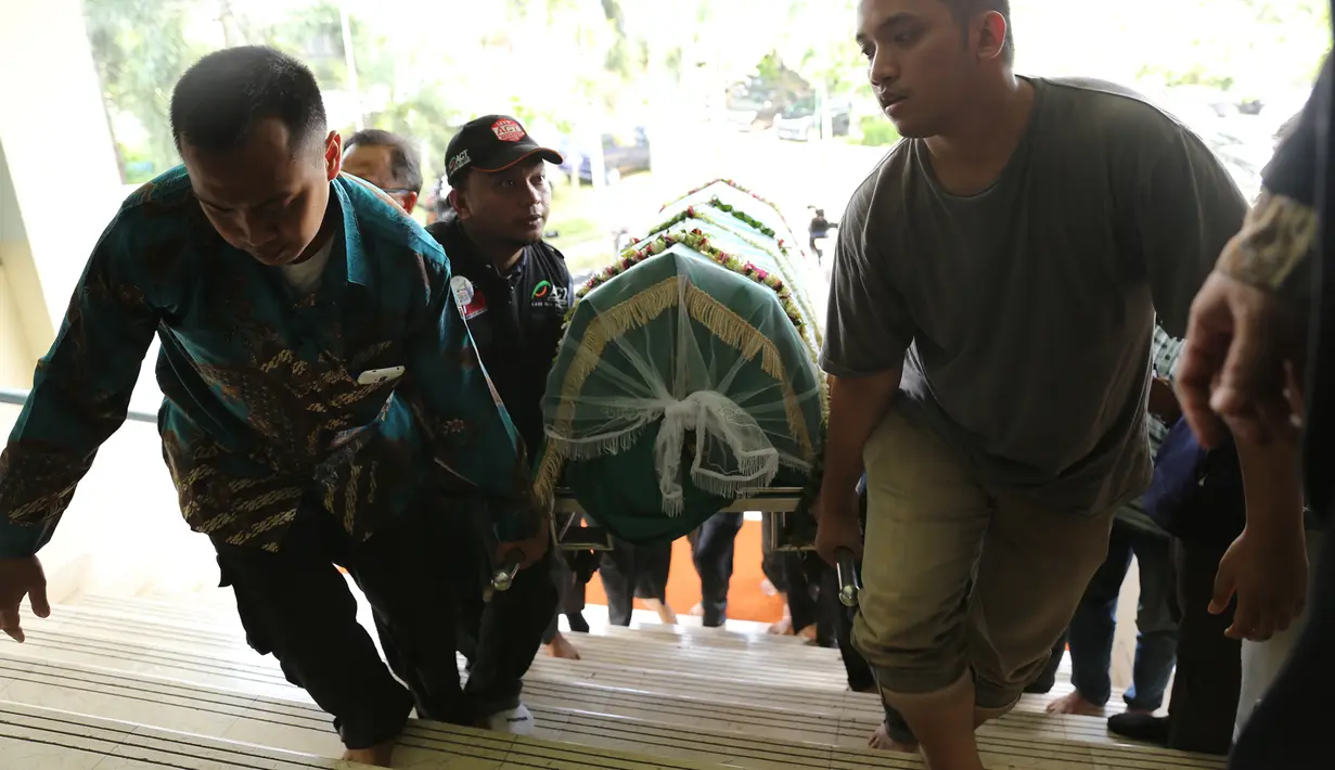 Para pelayat bahu membahu membawa jenazah Pepeng untuk disholatkan. (Galih W Satria/Bintang.com)