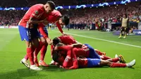 Pemain Atletico Madrid merayakan gol yanng dicetak Samuel Lino ke gawang Borussia Dortmund dalam laga leg pertama perempat final Liga Champions di Metropolitano Stadium, Kamis (11/4/2024) dini hari WIB. Atletico Madrid menang 2-1 dalam laga ini. (Thomas COEX / AFP)