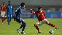 Pemain Timnas Indonesia, Saddil Ramdani (kanan) berusaha melewati pemain Curacao&nbsp;saat laga FIFA Match Day antara Timnas Indonesia melawan Timnas Curacao di Stadion Pakansari, Bogor, Selasa (27/09/2022). (Bola.com/Muhammad Iqbal Ichsan)