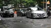 Banyak Lubang Menganga, Jalan Tubagus Angke Jakbar Macet