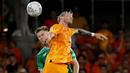 <p>Bermain di depan pendukungnya sendiri, Irlandia mencoba lebih dahulu mengambil inisiatif penyerangan. Mereka langsung menekan pertahanan Belanda. (Donall Farmer/PA via AP)</p>