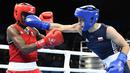 Petinju wanita Polandia, Sandra Drabik (kanan) memukul muka petinju Inggris Raya, Nicola Adams, saat bertanding di final kelas terbang wanita (48-51kg) dalam Pesta Olah Raga Eropa 2015 di Baku, Azerbaijan. (25/6). (AFP PHOTO/TOBIAS SCHWARZ)