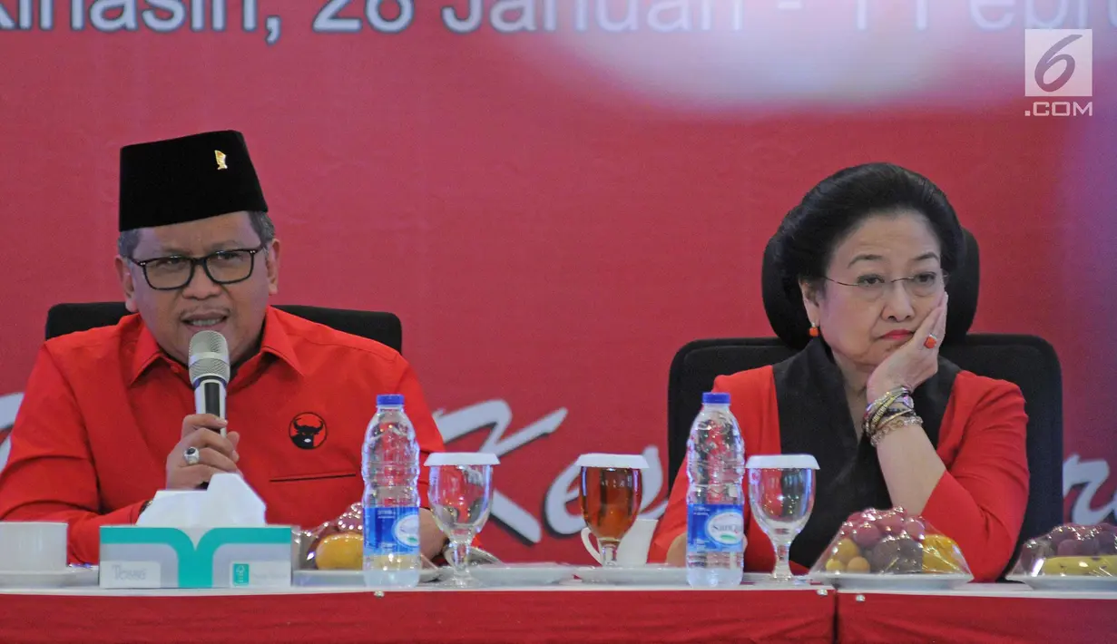 Sekjen PDI-P, Hasto Kristiyanto memberi sambutan saat pembukaan sekolah partai angkatan ke-6, Depok, Minggu (28/1). Bakal calon Kepala Daerah dan Wakil Kepala Daerah akan mengikuti sekolah 28 Januari hingga 1 Februari 2018.  (Liputan6.com/Herman Zakharia)