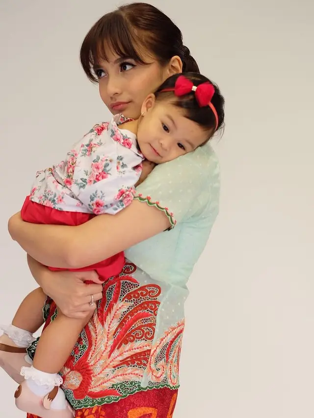 [Bintang] Gaya Chelsea Olivia Asuh Anak