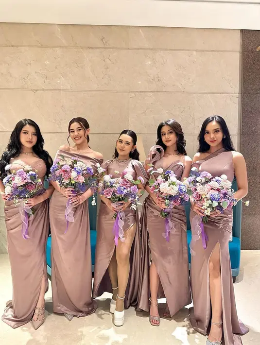 Berbeda lagi dengan penampilan para bridesmaid Mahalini Raharja di momen resepsi. Mahalini Kembali meminta Aaliyah Massaid, Tiara Andini, Keisya Levronka, dan Ziva Magnolya untuk menjadi pendampingnya di momen resepsi. Di momen ini Lyodra Ginting turut bergabung dengan para bridesmaid Mahalini. [Foto: Instagram/aaliyah.massaid]