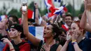 Seorang suporter wanita timnas Prancis merekam euforia suporter Prancis saat menyaksikan timnya melawan Rumania di ajang kualifikasi grup A Piala Eropa 2016 di Lyon, Prancis, (10/6). (REUTERS/Robert Pratta)