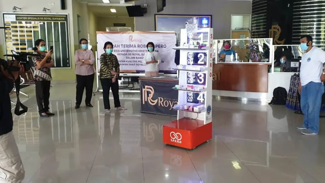 Minimalisir Kontak Fisik, RS Royal Surabaya Pakai Robot untuk Tangani Pasien