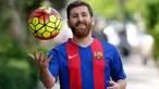 Pemuda asal Iran, Reza Parastesh (25) berpose di sebuah jalan di Teheran, Senin (8/5). Nama Reza Parastesh akhir-akhir ini menjadi perbincangan karena memiliki paras serupa megabintang Barcelona Lionel Messi. (AFP PHOTO/ATTA KENARE)