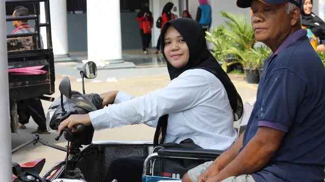 Puji berlatih menggendarai sepeda motor yang dimodifikasi agar biasa dipakai oleh penyandang disabilitas seperti dirinya. (Foto: Liputan6.com/RSI Banjarnegara/Muhamad Ridlo)