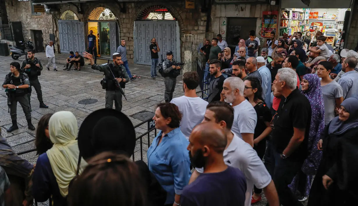 Pasukan Israel melarang pengunjung untuk memasuki kompleks Masjid Al-Aqsa di Kota Tua Yerusalem, Jumat (17/8). Tindakan itu menyusul serangan pisau terhadap seorang polisi Israel di dekat Gerbang Damaskus. (AFP/Ahmad GHARABLI)
