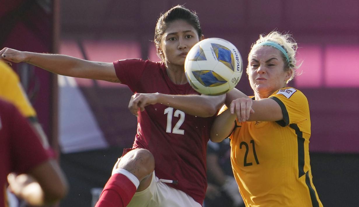 Timnas Indonesia Putri harus mengakui keunggulan Australia pada laga Piala Asia Putri 2022 di Mumbai Football Arena, Mumbai, India, Jumat (21/1/2022). (AP/Rajanish Kakade)