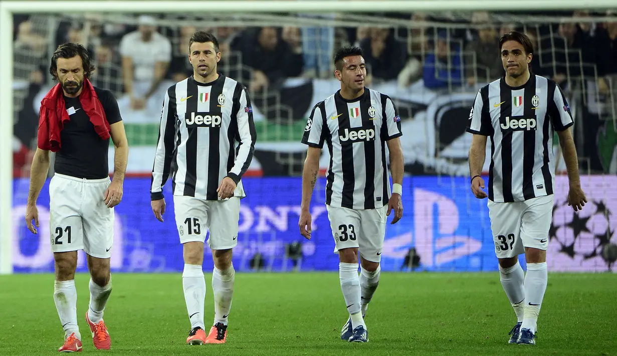 Satu musim setelahnya, giliran Juventus yang merasakan hal tersebut. Juve hanya puas di posisi ketiga di klasemen akhir Grup B di bawah Galatasaray dan Real Madrid. Apesnya lagi, Juventus juga harus tumbang di Liga Europa 2013/204) saat melawan Benfica di semifinal. (AFP/Olivier Morin)
