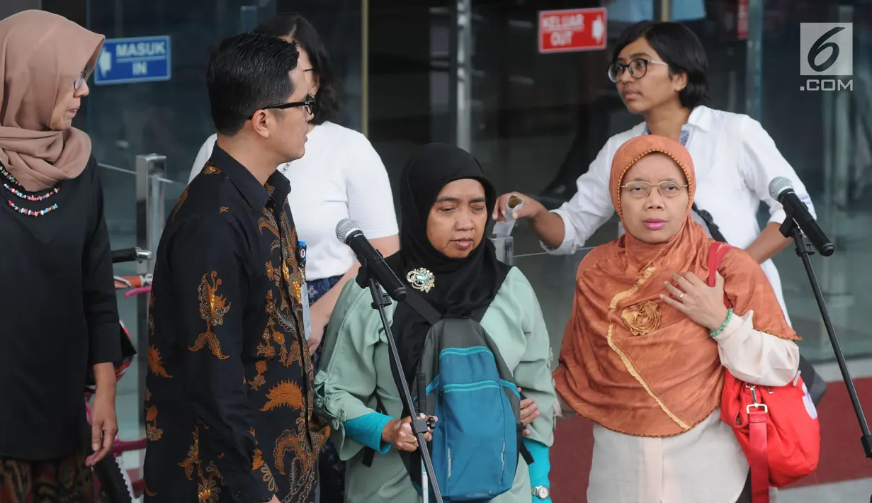 Kepala Biro Humas KPK Febri Diansyah (dua kiri) bersama Kolisi Masyarakat Sipil untuk Capim KPK memberi keterangan usai menggelar pertemuan dengan pimpinan KPK di Gedung KPK, Jakarta, Kamis (29/8/2019). Mereka mendesak Pansel Capim KPK memilih yang bersih dan berintegritas. (Merdeka.com/Dwi Narwoko)