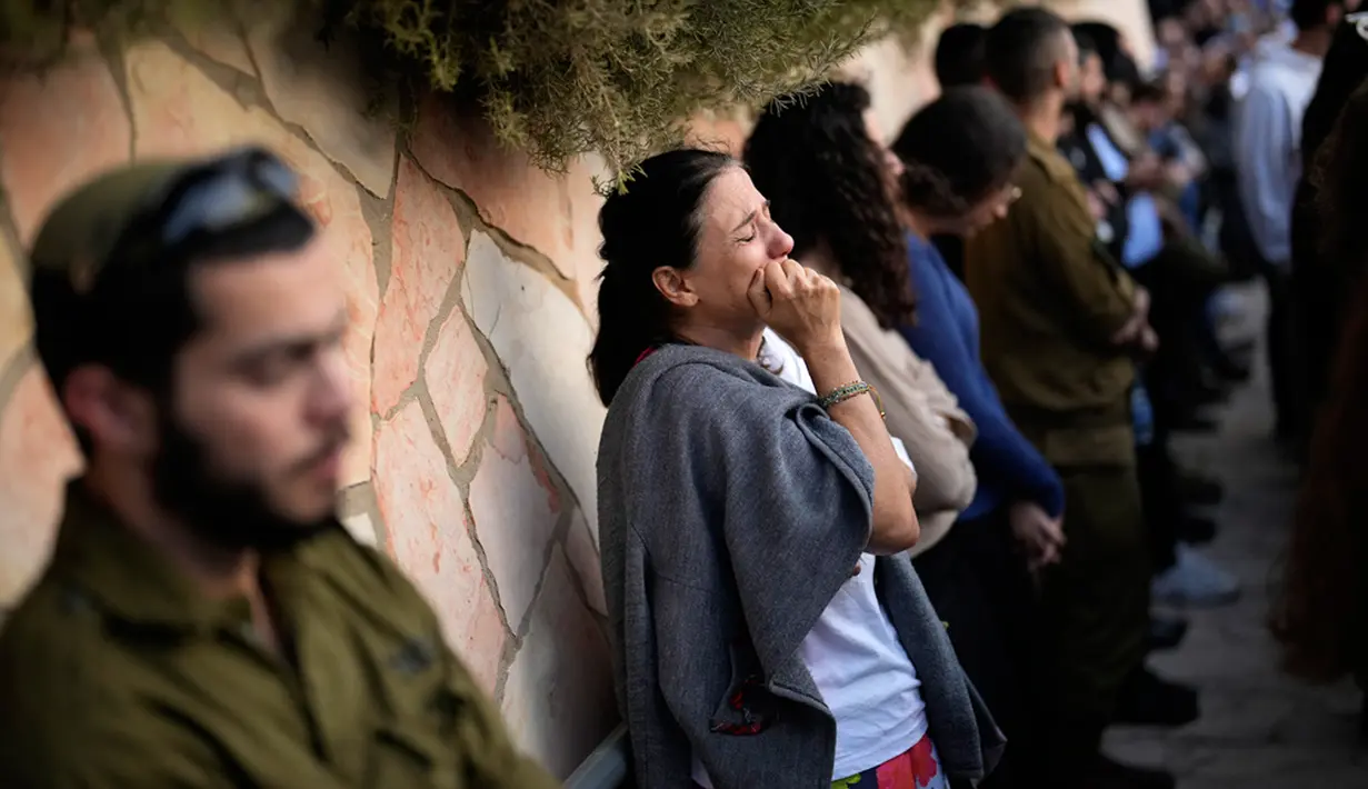Reaksi para pelayat saat pemakaman tentara Israel Benjamin Loeb, yang berkewarganegaraan ganda Israel-Prancis, di Yerusalem, Selasa (10/10/2023). Jumlah korban tewas dalam perang Hamas dan Israel naik lagi menjadi 1.908 orang, dari sebelumnya yang dilaporkan di kedua sisi mencapai kurang dari 1.500 orang. (AP Photo/Francisco Seco)