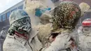 <p>Orang-orang yang mengenakan pakaian militer tiruan ikut serta dalam perang makanan "Els Enfarinats" di Kota Ibi, Spanyol, 28 Desember 2022. Festival ini digelar sebagai bagian dari perayaan Day of the Innocents atau hari tradisional di Spanyol untuk membuat lelucon. (JAIME REINA/AFP)</p>