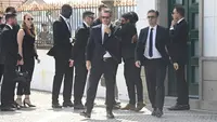 Para pemain Liverpool dan Kepala Eksekutif Liverpool, Michael Edwards (2R), meninggalkan lokasi setelah upacara pemakaman penyerang Liverpool asal Portugal, Diogo Jota, dan saudaranya, Andre Silva, di Gondomar, pinggiran Porto, pada 5 Juli 2025. Penyerang Liverpool, Diogo Jota, dan saudaranya meninggal dalam kecelakaan mobil di Spanyol pada 3 Juli 2025, yang memicu duka cita luas tak lama setelah bintang Portugal itu menikah.
(MIGUEL RIOPA/AFP)