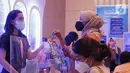 Nasabah betransaksi pembeliaan tiket dengan kartu Co-brand BNI Garuda dalam pameran perjalanan wisata GATF Hybrid 2021, Sabtu (11/12/2021). Garuda Indonesia Travel Fair PT Bank Negara Indonesia memberikan diskon 
hingga Rp1,75 juta, cicilan 0% hingga 12 bulan. (Liputan6.com/Fery Pradolo)
