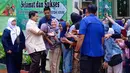 Presiden Prabowo Subianto juga menyapa orang tua yang menunggu anak-anaknya di sekolah. (Foto: Handout/Istana Kepresidenan Indonesia/AFP)