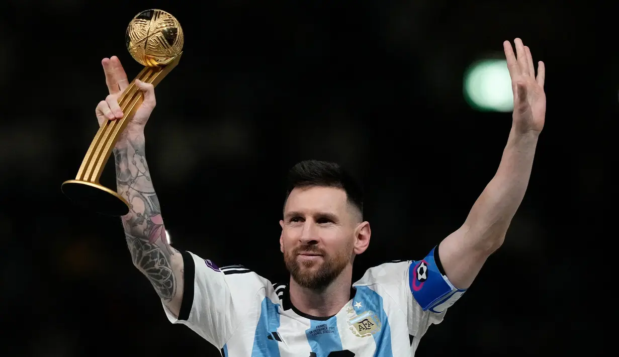 Pemain Argentina Lionel Messi mengangkat trofi penghargaan Bola Emas usai melawan Prancis pada pertandingan sepak bola final Piala Dunia 2022 di Stadion Lusail, Lusail, Qatar, 18 Desember 2022. Lionel Messi dinobatkan sebagai peraih Bola Emas atau Golden Ball sebagai perlambang pemain terbaik selama Piala Dunia 2022 setelah memimpin Argentina menaklukkan Prancis dalam babak final. (AP Photo/Martin Meissner)